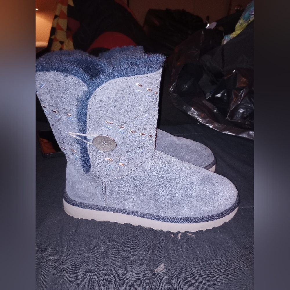UGG Bailey Button 2 Size 10 Women